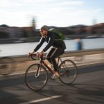 un cycliste pédalant sur la route